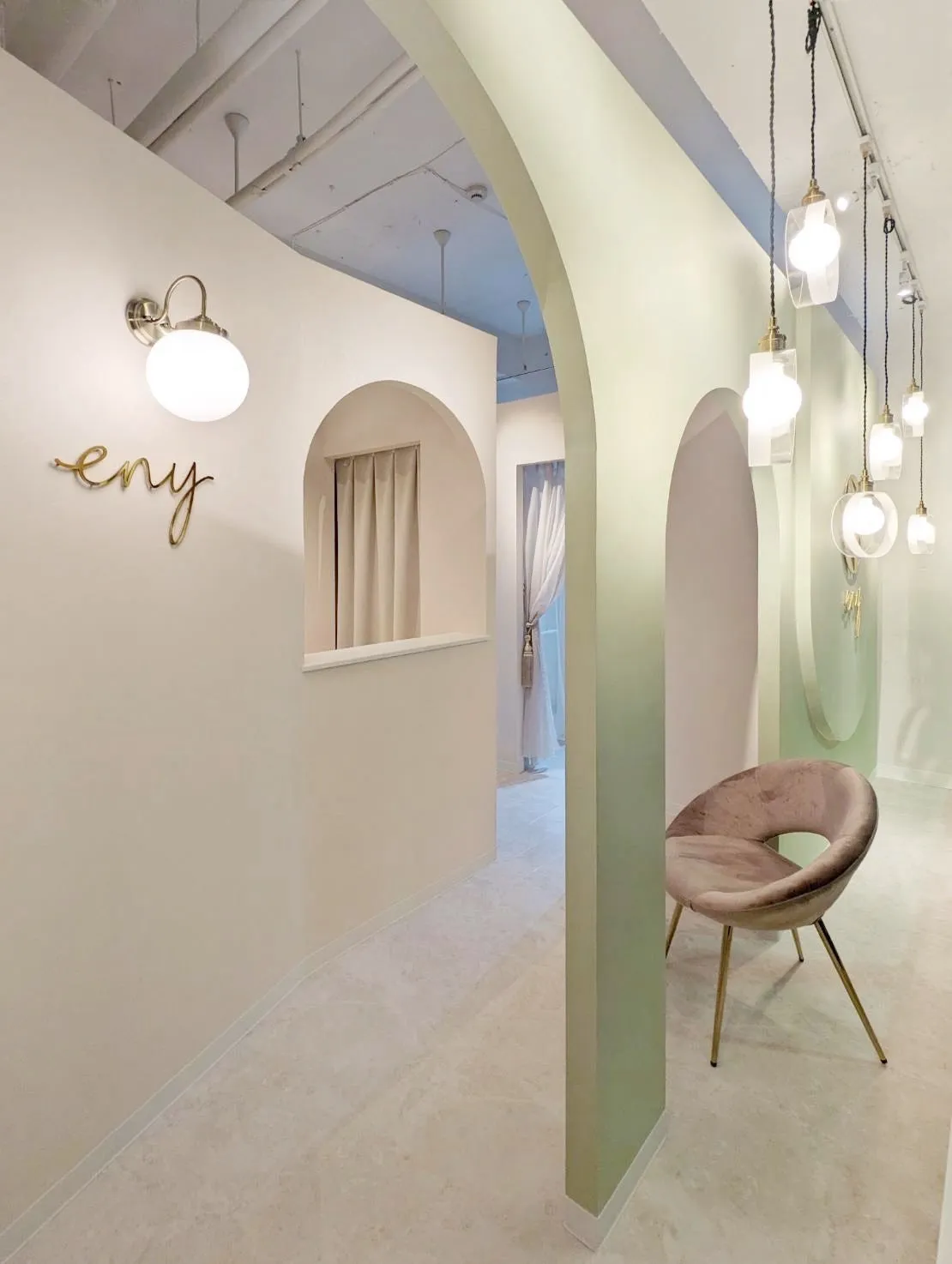 まつ毛と眉毛専門店 eny 稲毛店のアーチと照明が印象的な店内
